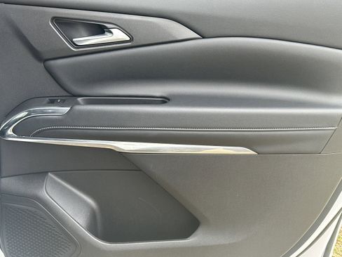 Used 2025 Chevrolet Traverse LT image 16