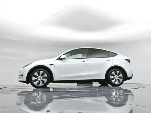 Used 2024 Tesla Model Y Long Range image 6