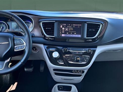 Used 2022 Chrysler Voyager LX image 16