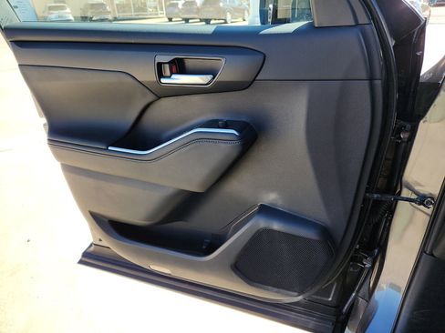 Used 2022 Toyota Highlander XLE image 13