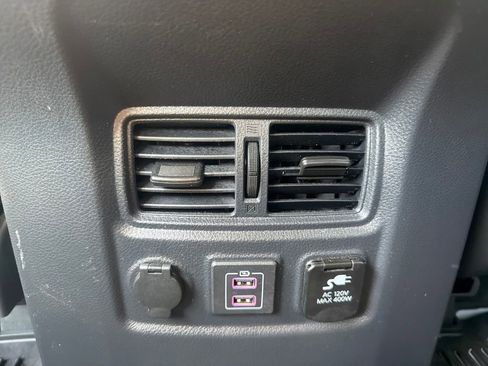 Used 2024 Nissan Titan SV w/ SV Convenience Package image 23