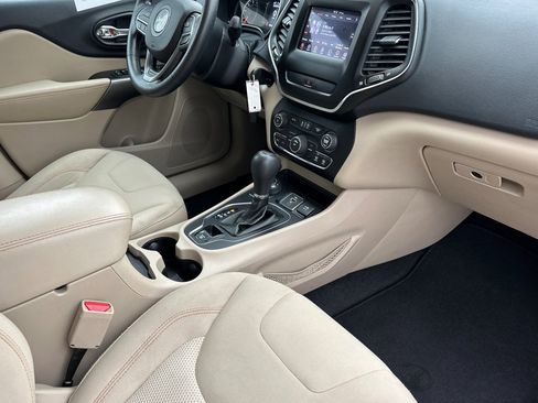 Used 2019 Jeep Cherokee Latitude w/ Popular Appearance Group image 16