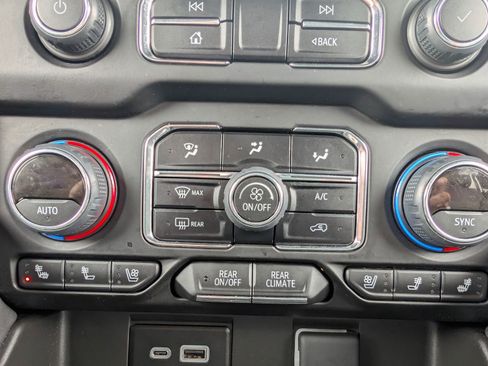 Used 2024 Chevrolet Suburban Premier AWD/4WD image 23