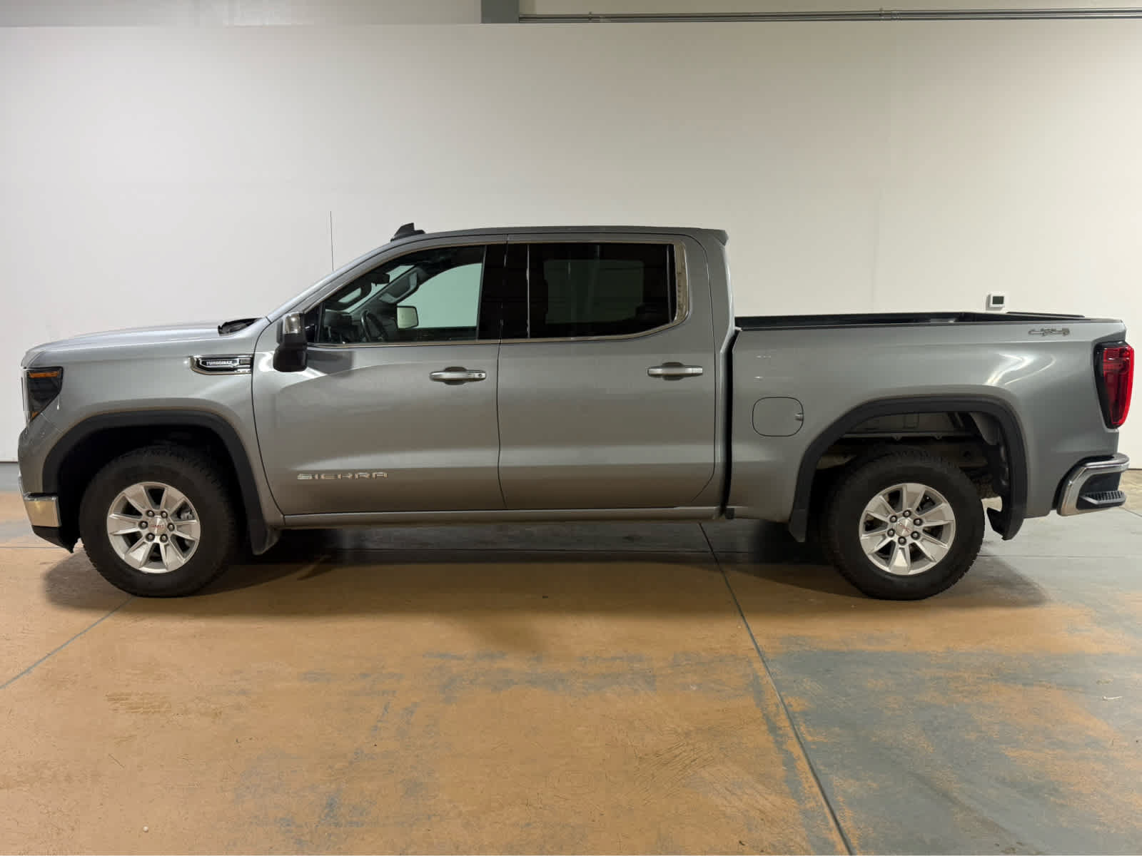 Used 2024 GMC Sierra 1500 SLE AWD/4WD image 2