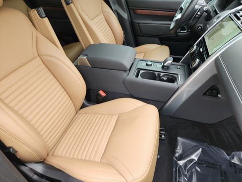 Certified 2025 Land Rover Discovery Dynamic SE AWD/4WD image 9