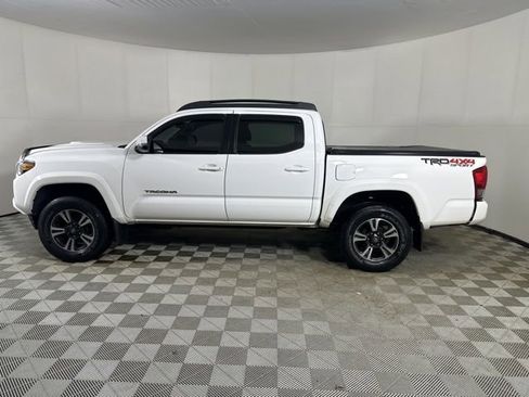 Used 2016 Toyota Tacoma TRD Sport image 3