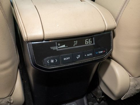 Used 2023 Toyota Highlander Limited image 9