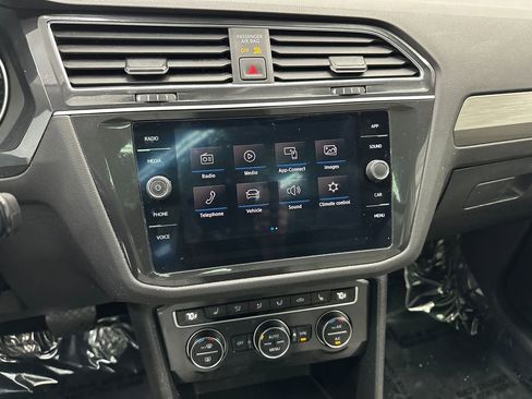 Used 2019 Volkswagen Tiguan SE w/ Panoramic Sunroof Package FWD image 29