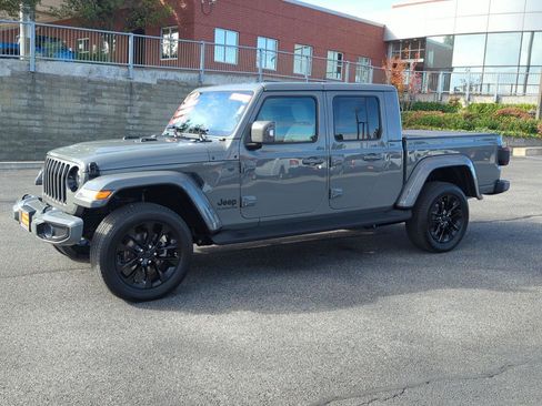 Used 2022 Jeep Gladiator Overland image 3