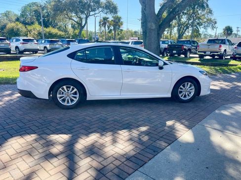 Used 2025 Toyota Camry LE image 5