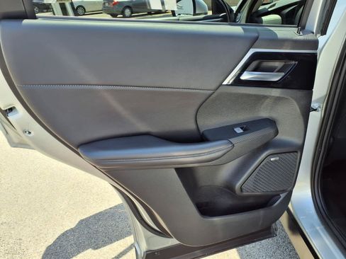 Used 2025 Mitsubishi Outlander AWD image 11