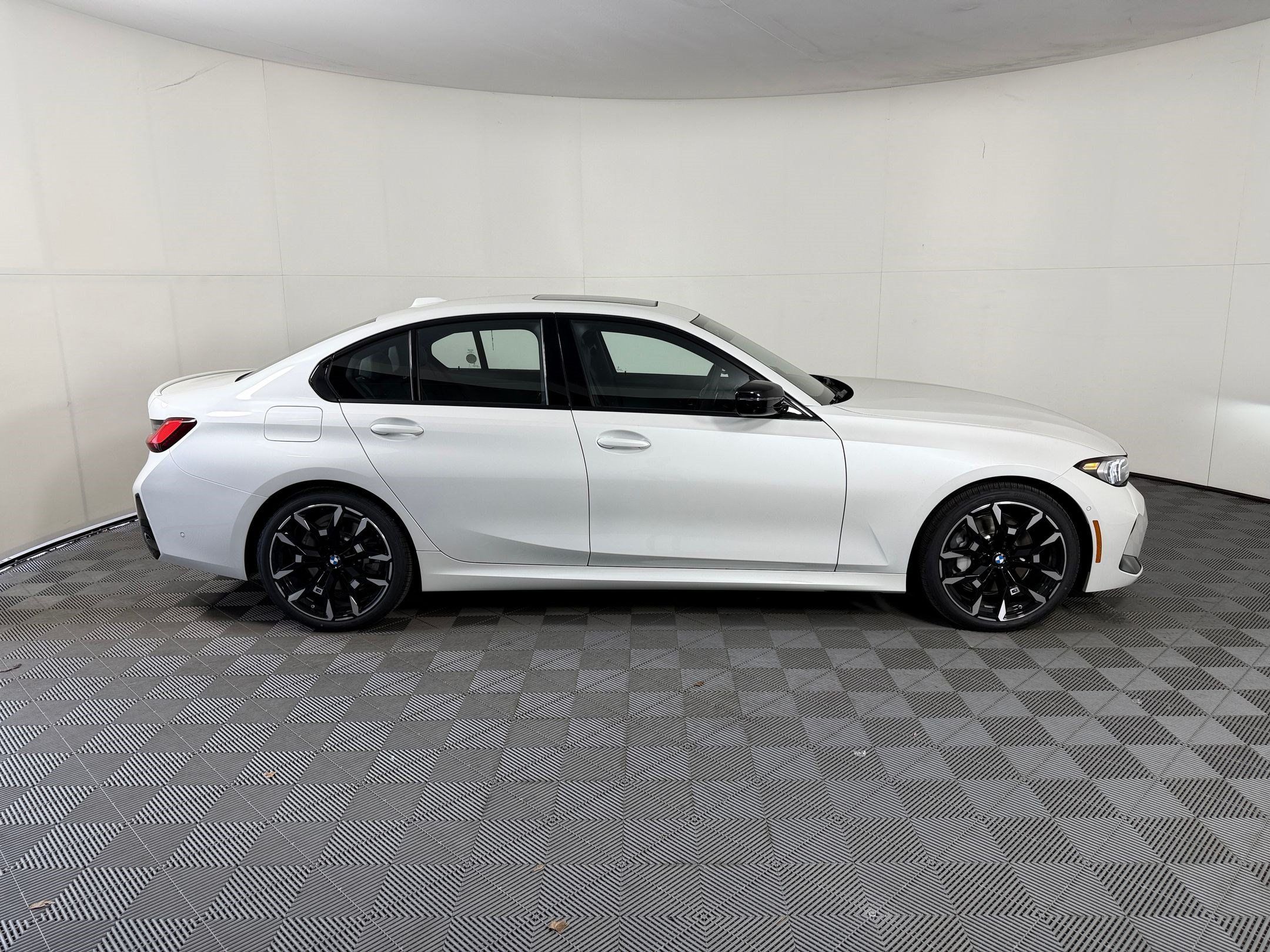Used 2026 BMW 330i Sedan w/ M Sport Package RWD image 8
