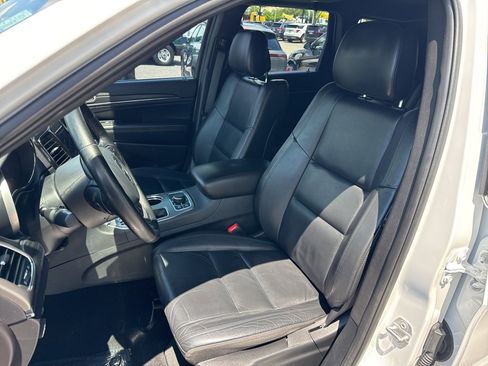 Used 2020 Jeep Grand Cherokee Limited image 2