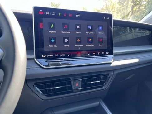 New 2026 Volkswagen Tiguan SE FWD image 18