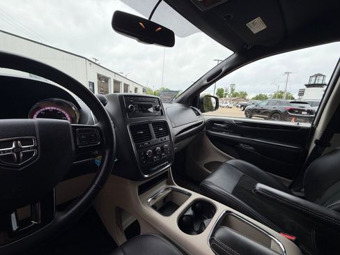Used 2017 Dodge Grand Caravan SXT FWD image 18