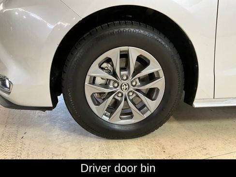 Used 2024 Toyota Sienna XLE image 19
