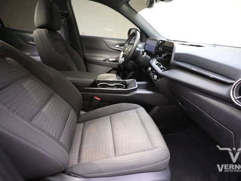 Used 2025 Chevrolet Equinox LT w/ Safety and Technology Package image 11