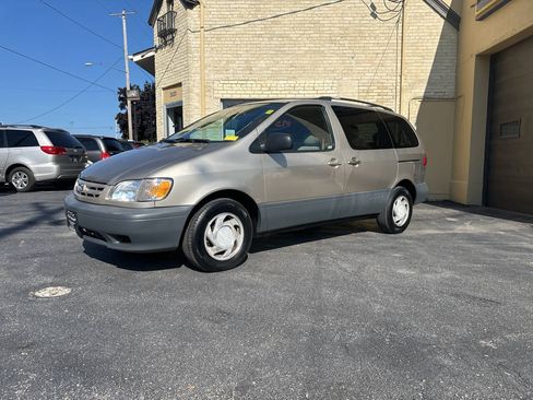 Used 2001 Toyota Sienna LE w/ LE Upgrade Pkg 2 FWD image 1
