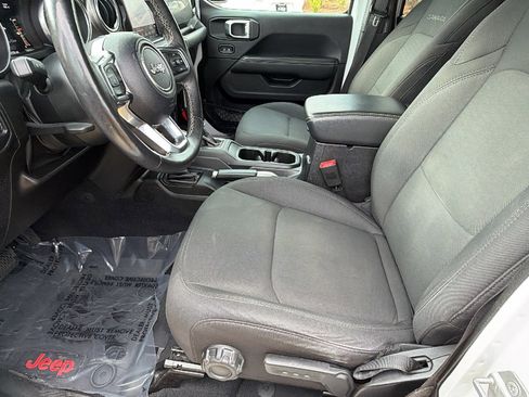 Used 2018 Jeep Wrangler Unlimited Sahara AWD/4WD image 15