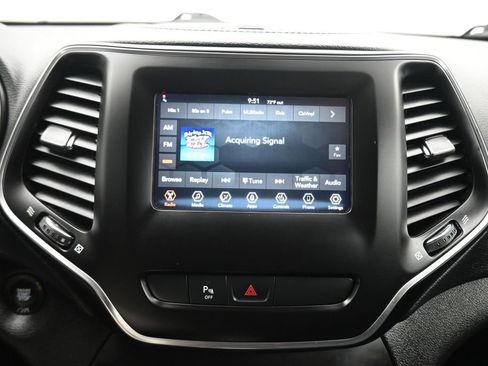 Used 2019 Jeep Cherokee Latitude Plus w/ Cold Weather Group AWD/4WD image 16