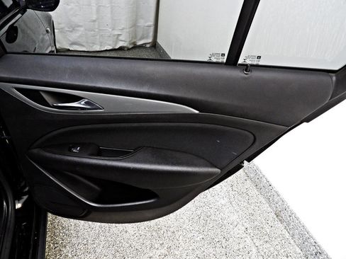 Used 2018 Buick Regal Preferred image 12