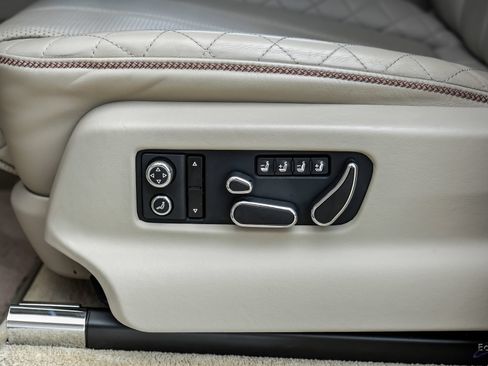 Used 2020 Bentley Bentayga Plug-In Hybrid AWD/4WD image 37