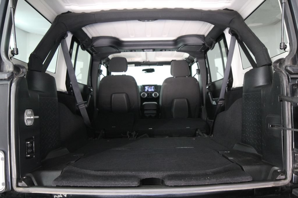 Used 2018 Jeep Wrangler Unlimited Sahara AWD/4WD image 37