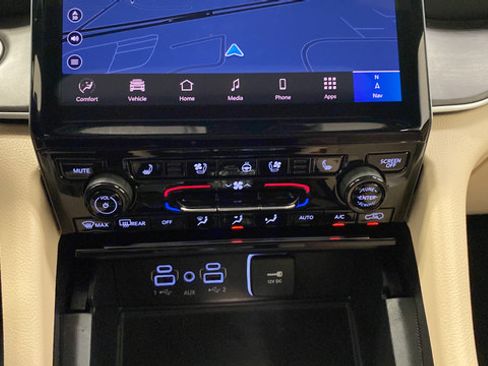 Used 2025 Jeep Grand Cherokee Limited w/ Luxury Tech Group II AWD/4WD image 20