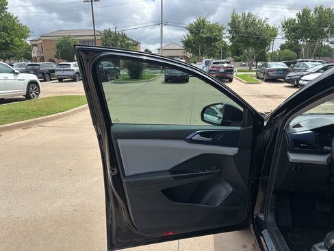 Used 2023 Volkswagen Taos SE w/ Panoramic Sunroof Package FWD image 11