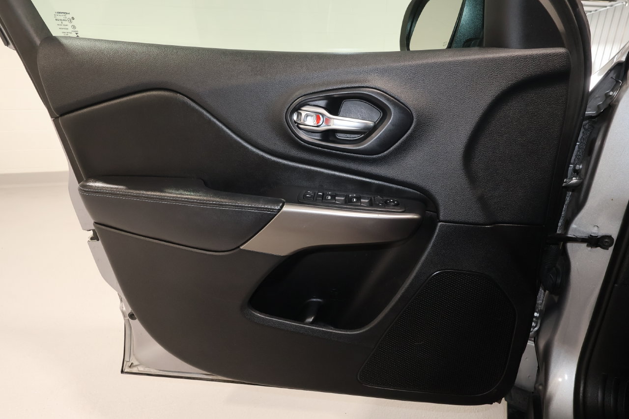 Used 2019 Jeep Cherokee Latitude w/ Popular Appearance Group FWD image 12