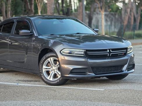 Used 2017 Dodge Charger SE RWD image 2