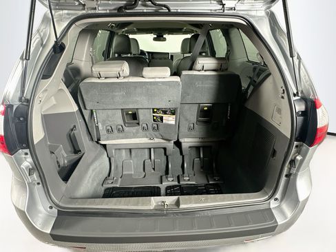 Used 2019 Toyota Sienna XLE FWD image 31