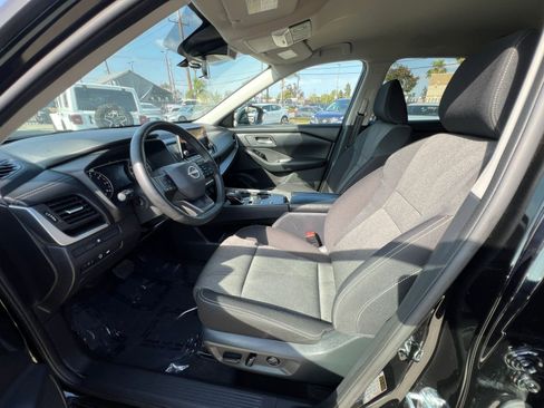Used 2025 Nissan Rogue SV FWD image 30
