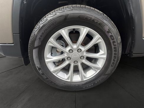 Used 2019 Jeep Cherokee Latitude w/ Cold Weather Group AWD/4WD image 9