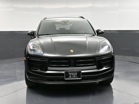 Certified 2022 Porsche Macan image 11