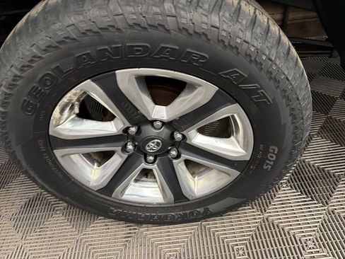 Used 2016 Toyota Tacoma Limited w/ Towing Package AWD/4WD image 29