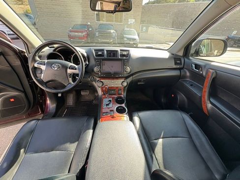 Used 2012 Toyota Highlander Limited w/ Tow Pkg AWD/4WD image 4