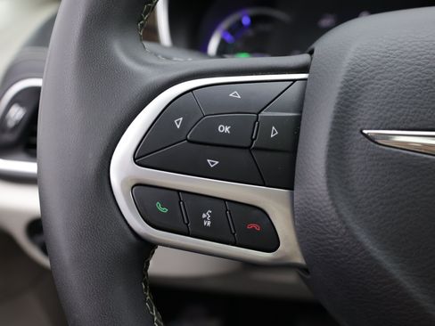 Used 2023 Chrysler Pacifica Limited FWD image 24