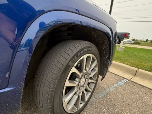 Used 2023 GMC Acadia Denali AWD/4WD image 3