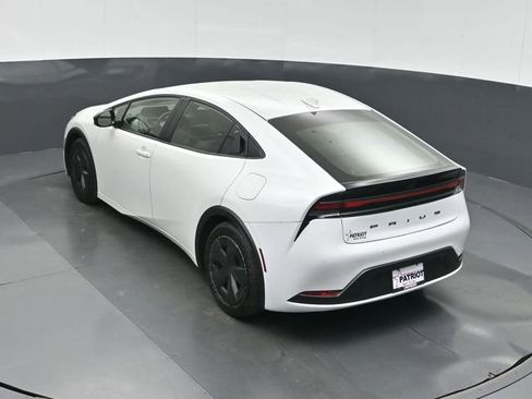 Used 2025 Toyota Prius LE FWD image 33