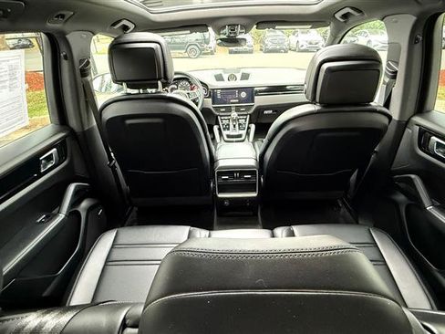 Used 2023 Porsche Cayenne w/ Premium Package image 15