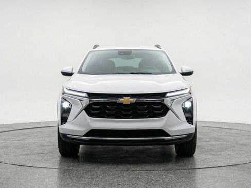 Used 2025 Chevrolet Trax LT w/ LT Convenience Package FWD image 2
