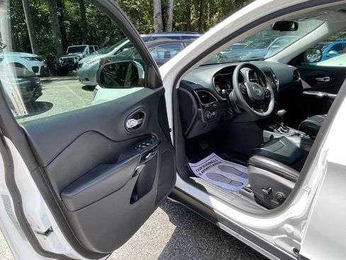 Used 2020 Jeep Cherokee Latitude Plus image 16