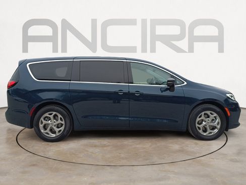 Certified 2024 Chrysler Pacifica Limited image 11