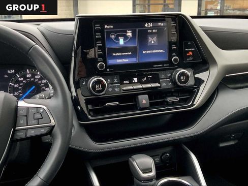 Used 2021 Toyota Highlander XLE AWD/4WD image 7