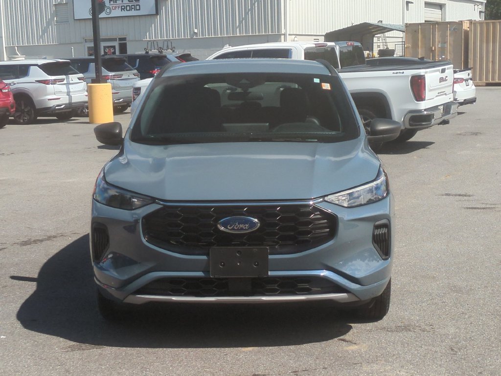 Used 2023 Ford Escape ST-Line w/ Tech Pack #1 AWD/4WD image 2