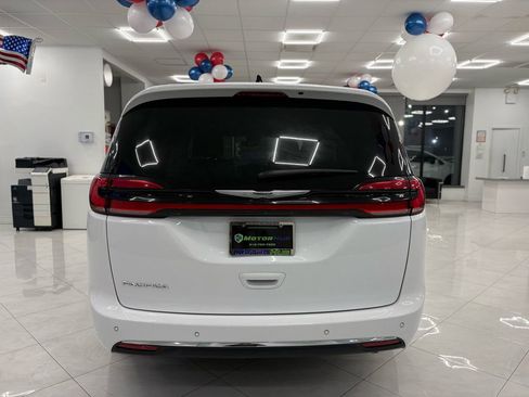 Used 2024 Chrysler Pacifica Touring-L image 11