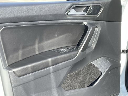 Used 2021 Volkswagen Tiguan SE w/ Panoramic Sunroof Package image 22