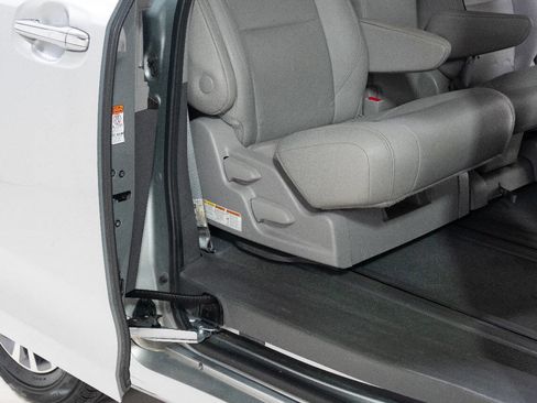 Used 2020 Toyota Sienna XLE image 32