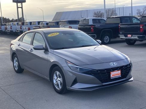 Used 2023 Hyundai Elantra SE image 4